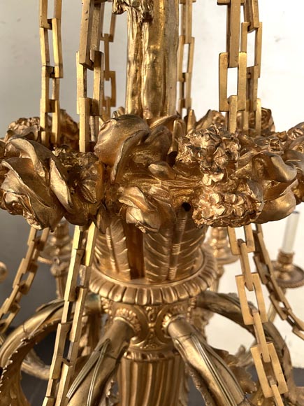 Louis XVI-style gilt-bronze chandelier with eighteen lights, featuring a garland of roses and a ribbon bow Louis XVI-style gilt-bronze chandelier with eighteen lights, featuring a garland of roses and a ribbon bow-4