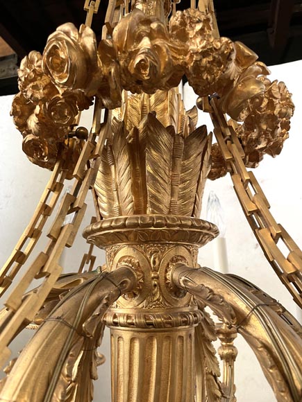 Louis XVI-style gilt-bronze chandelier with eighteen lights, featuring a garland of roses and a ribbon bow Louis XVI-style gilt-bronze chandelier with eighteen lights, featuring a garland of roses and a ribbon bow-5