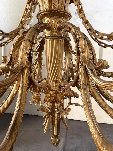 Louis XVI-style gilt-bronze chandelier with eighteen lights, featuring a garland of roses and a ribbon bow Louis XVI-style gilt-bronze chandelier with eighteen lights, featuring a garland of roses and a ribbon bow-7