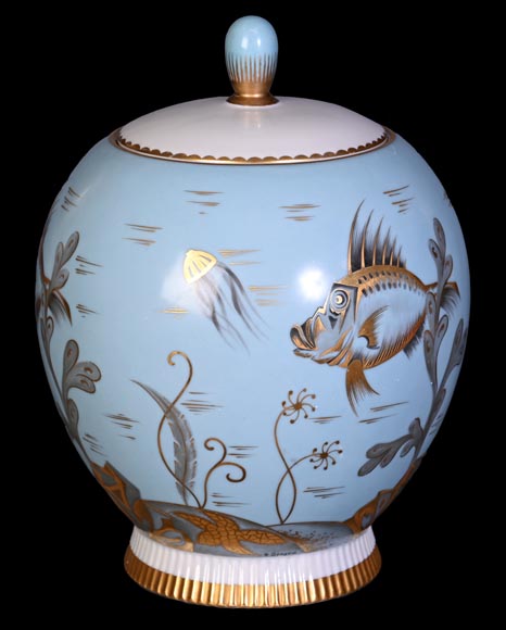 AU VASE ÉTRUSQUE – Porcelain Vase with Aquatic Decoration