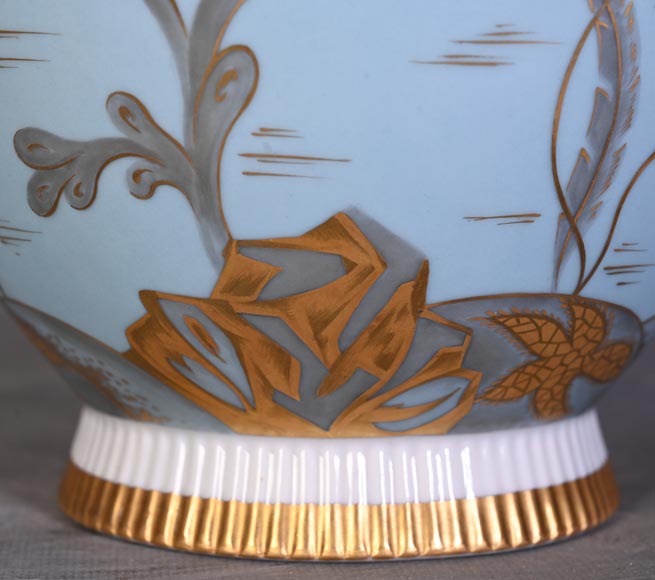 AU VASE ÉTRUSQUE – Porcelain Vase with Aquatic Decoration