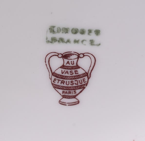 AU VASE ÉTRUSQUE – Porcelain Vase with Aquatic Decoration