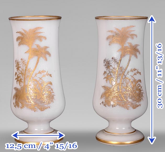 Baccarat 花瓶 BACCARAT – Pair of White Opaline Vases with Gilded Japonist