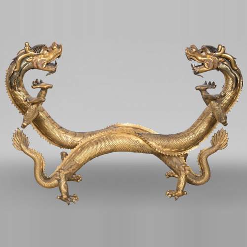 Ceremonial stand from the Qianlong period (1736-1795) in the shape of a dragon, gilt bronze, champlevé enamel