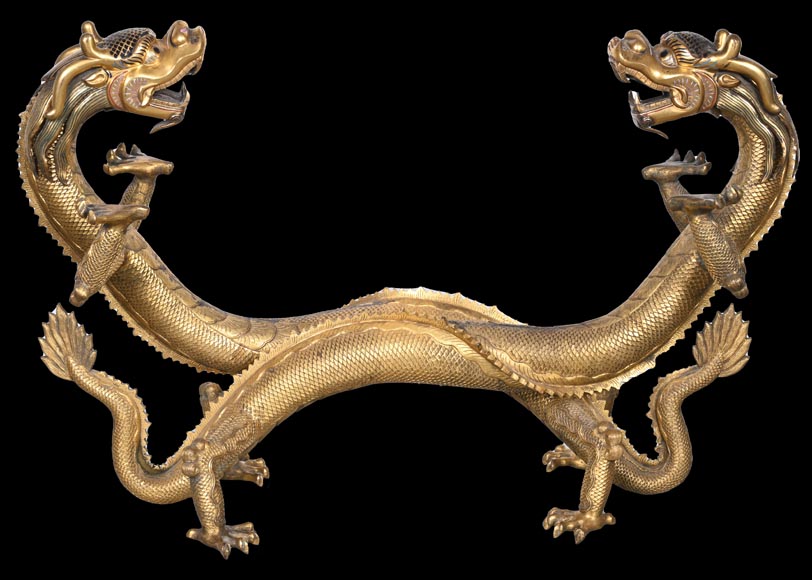 Ceremonial stand from the Qianlong period (1736-1795) in the shape of a dragon, gilt bronze, champlevé enamel-1