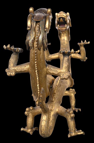 Ceremonial stand from the Qianlong period (1736-1795) in the shape of a dragon, gilt bronze, champlevé enamel-2