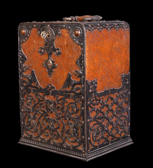 Leather and iron travelling case with dragons and mascarons Leather and iron travelling case with dragons and mascarons-2