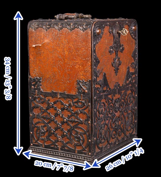 Leather and iron travelling case with dragons and mascarons Leather and iron travelling case with dragons and mascarons-11