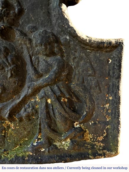 Fireback framed by angels bearing the arms of France-3