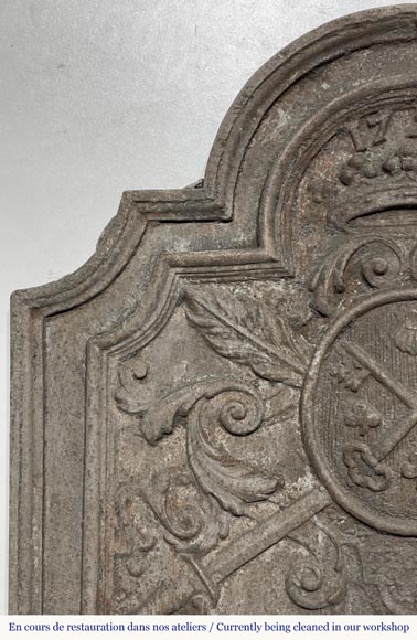 Fireback dated 1726, with the arms of Robin de La Tremblaye-3