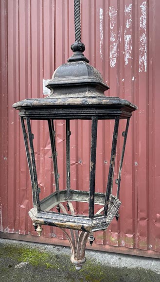 Important pair of hexagonal architectural lanterns in patinated metal Important pair of hexagonal architectural lanterns in patinated metal-2