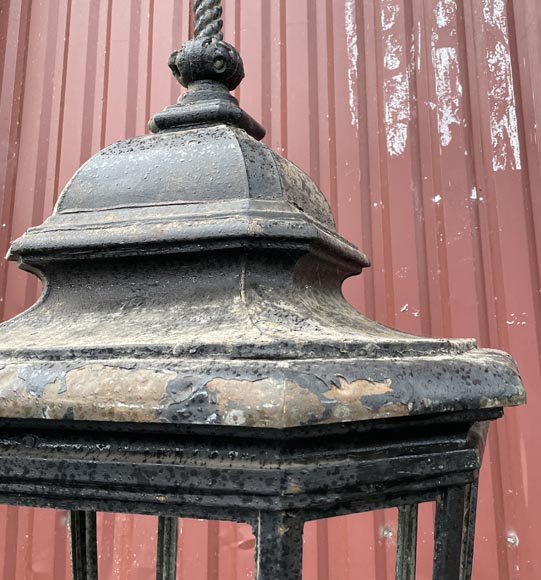 Important pair of hexagonal architectural lanterns in patinated metal Important pair of hexagonal architectural lanterns in patinated metal-4