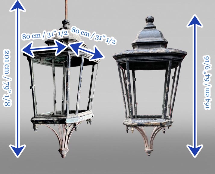 Important pair of hexagonal architectural lanterns in patinated metal Important pair of hexagonal architectural lanterns in patinated metal-9