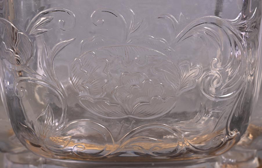 L’Escalier de Cristal (attributed to) Quadrilobed covered bowl with stand, crystal and gilt bronze-6