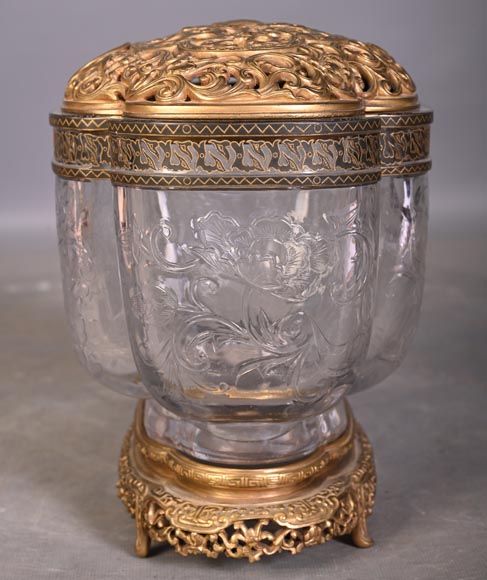 L’Escalier de Cristal (attributed to) Quadrilobed covered bowl with stand, crystal and gilt bronze-7