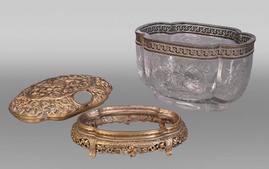 L’Escalier de Cristal (attributed to) Quadrilobed covered bowl with stand, crystal and gilt bronze-11
