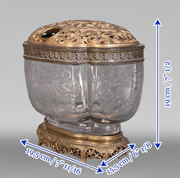 L’Escalier de Cristal (attributed to) Quadrilobed covered bowl with stand, crystal and gilt bronze-12