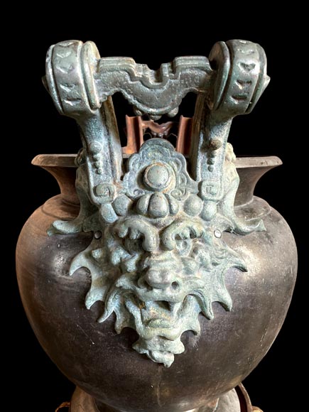 Pair of Japonesque-style cast-iron vases on bases with claw feet Pair of Japonesque-style cast-iron vases on bases with claw feet-3
