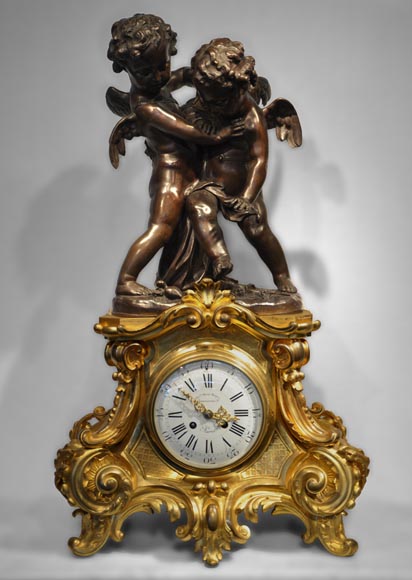 Maison MARQUIS LANGUEREAU - "Two putti figthing for an heart", Gilded bronze clock with putti group made out of bown patina bronze-0