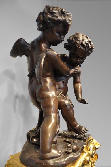 Maison MARQUIS LANGUEREAU - "Two putti figthing for an heart", Gilded bronze clock with putti group made out of bown patina bronze-1