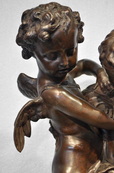 Maison MARQUIS LANGUEREAU - "Two putti figthing for an heart", Gilded bronze clock with putti group made out of bown patina bronze-2