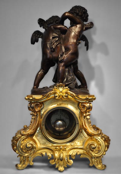 Maison MARQUIS LANGUEREAU - "Two putti figthing for an heart", Gilded bronze clock with putti group made out of bown patina bronze-5