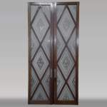 Beautiful antique large Art Deco style double door in wood and engraved glass with decor of diamonds