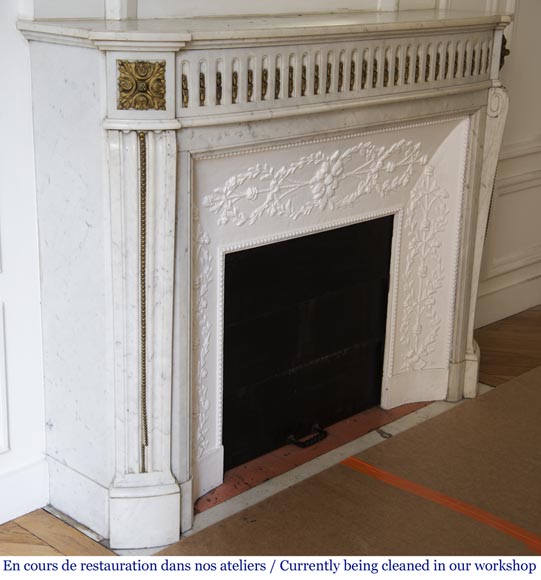 Antique Louis XVI style fireplace mantel in Carrara marble with bronze ornaments-2