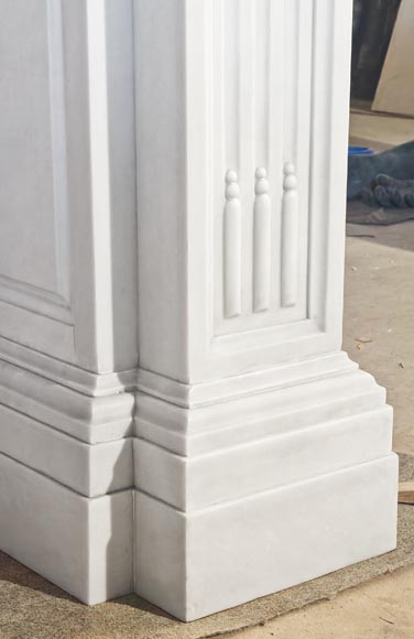 Large Louis XVI style Carrara marble fireplace, featuring fluting and garland ornamentation Large Louis XVI style Carrara marble fireplace, featuring fluting and garland ornamentation-7