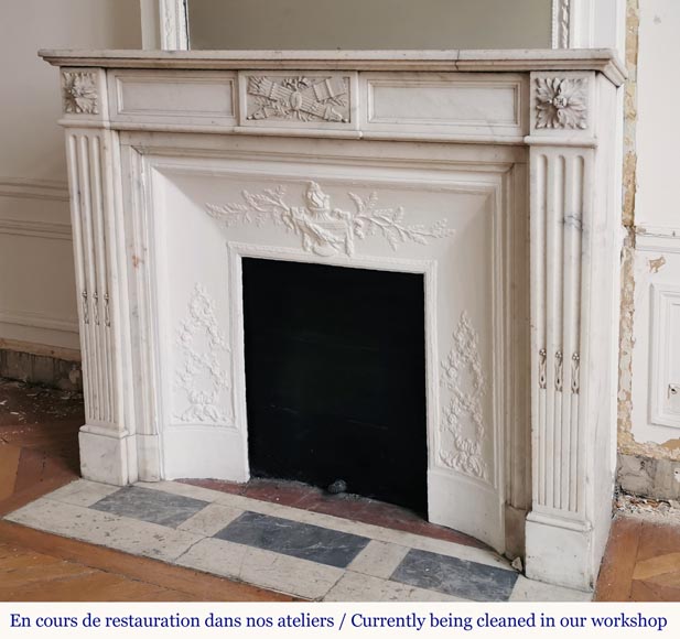 Louis XVI style mantel in white Carrara marble with quivers-6