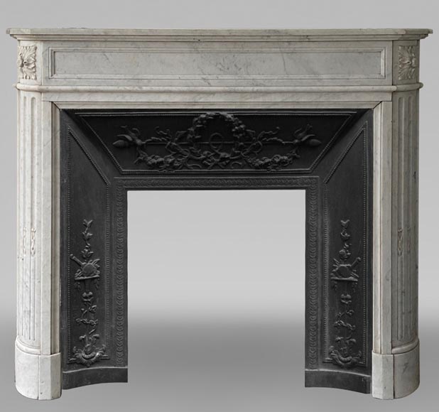 Louis XVI style mantel in Carrara marble with curved edges-0