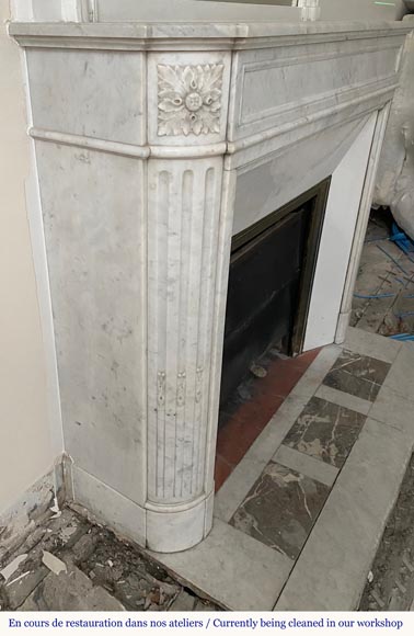 Louis XVI style mantel in Carrara marble with curved edges-2
