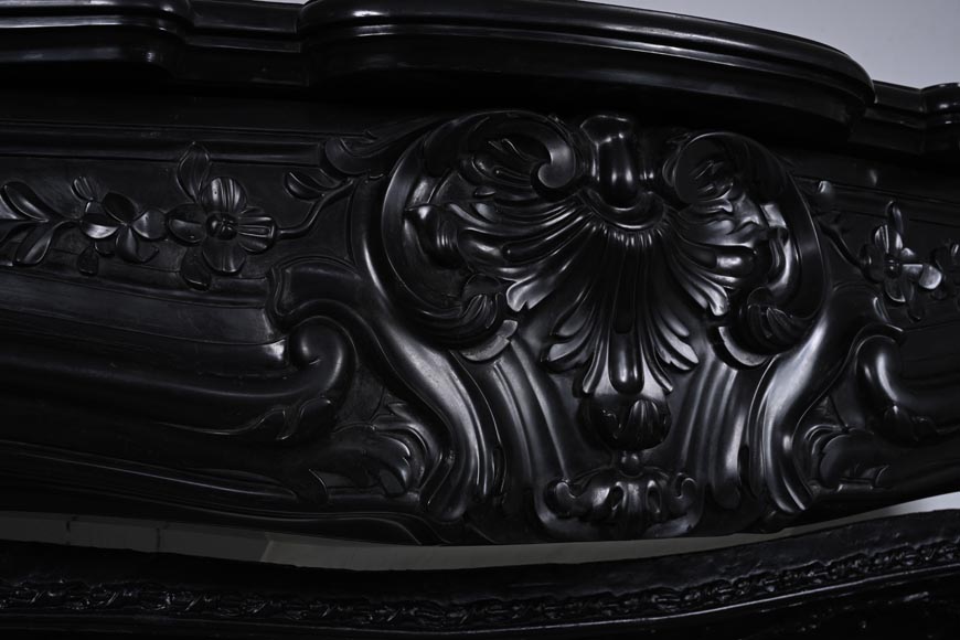Cheminée de style Louis XV en marbre noir fin-2