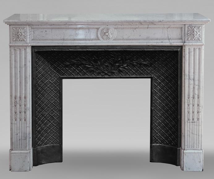 Louis XVI style mantel in Carrara marble with roses-0