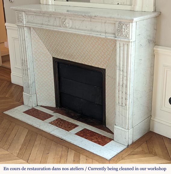 Louis XVI style mantel in Carrara marble with roses-6