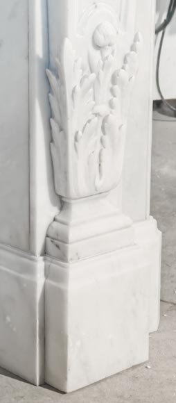 A Louis XVI style fireplace, richly decorated with garlands and vases, in Carrara marble A Louis XVI style fireplace, richly decorated with garlands and vases, in Carrara marble-7