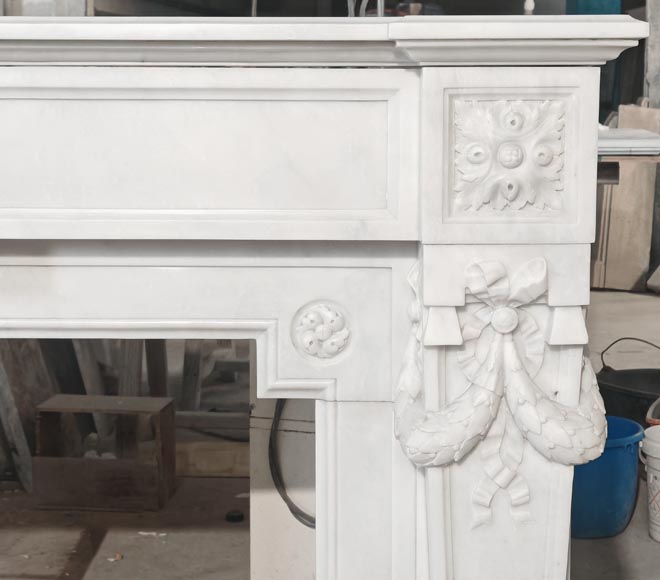 A Louis XVI style fireplace, richly decorated with garlands and vases, in Carrara marble A Louis XVI style fireplace, richly decorated with garlands and vases, in Carrara marble-9