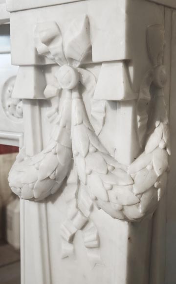 A Louis XVI style fireplace, richly decorated with garlands and vases, in Carrara marble A Louis XVI style fireplace, richly decorated with garlands and vases, in Carrara marble-10
