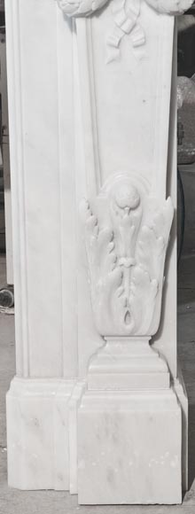 A Louis XVI style fireplace, richly decorated with garlands and vases, in Carrara marble A Louis XVI style fireplace, richly decorated with garlands and vases, in Carrara marble-11
