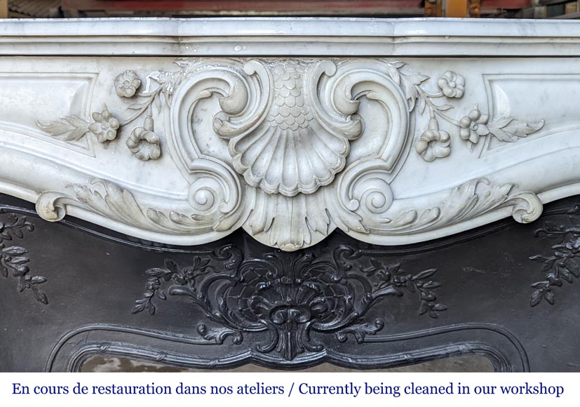 Louis XV style Carrara marble mantel with carved floral décor - Marble