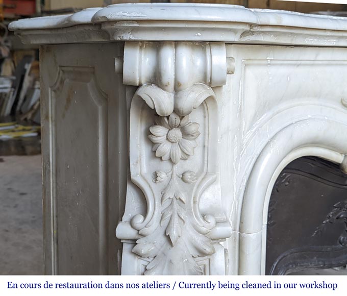 Louis XV style Carrara marble mantel with carved floral décor - Marble