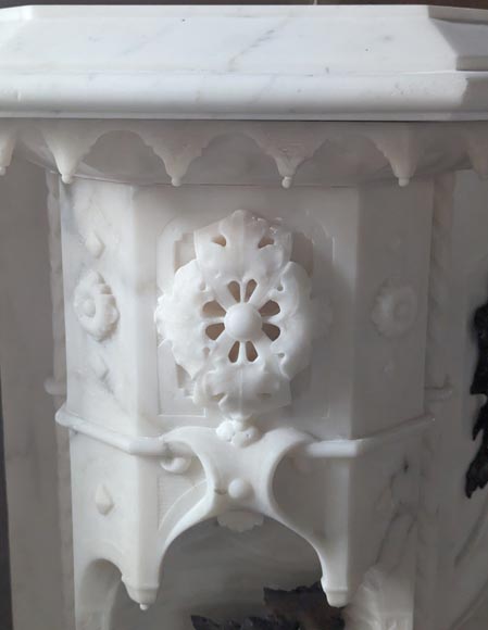 Italian mantelpiece from the 19th century in Carrara marble with carved putti décor in patinated bronze-5
