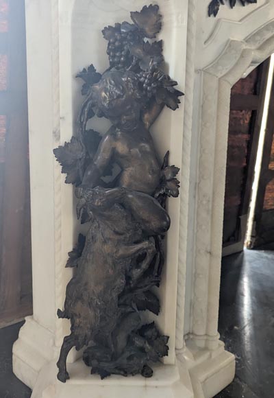 Italian mantelpiece from the 19th century in Carrara marble with carved putti décor in patinated bronze-6
