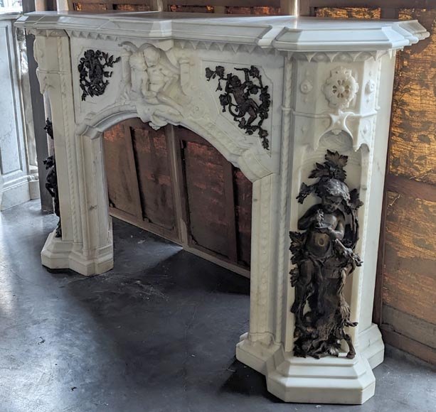 Italian mantelpiece from the 19th century in Carrara marble with carved putti décor in patinated bronze-8