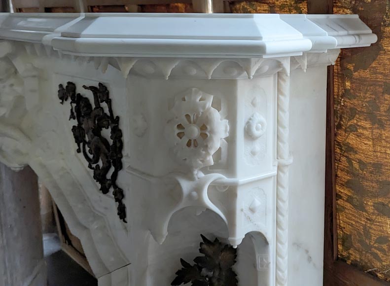 Italian mantelpiece from the 19th century in Carrara marble with carved putti décor in patinated bronze-11