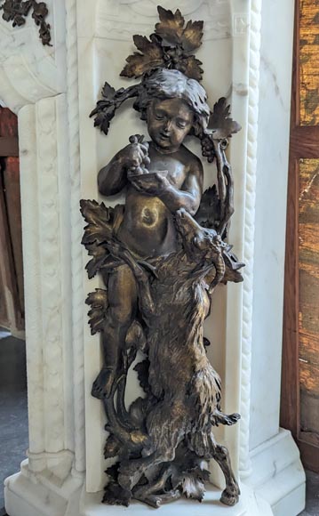 Italian mantelpiece from the 19th century in Carrara marble with carved putti décor in patinated bronze-13
