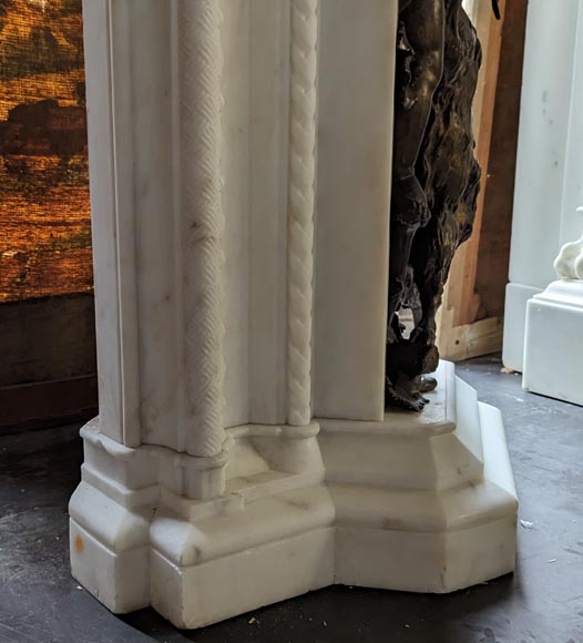 Italian mantelpiece from the 19th century in Carrara marble with carved putti décor in patinated bronze-15
