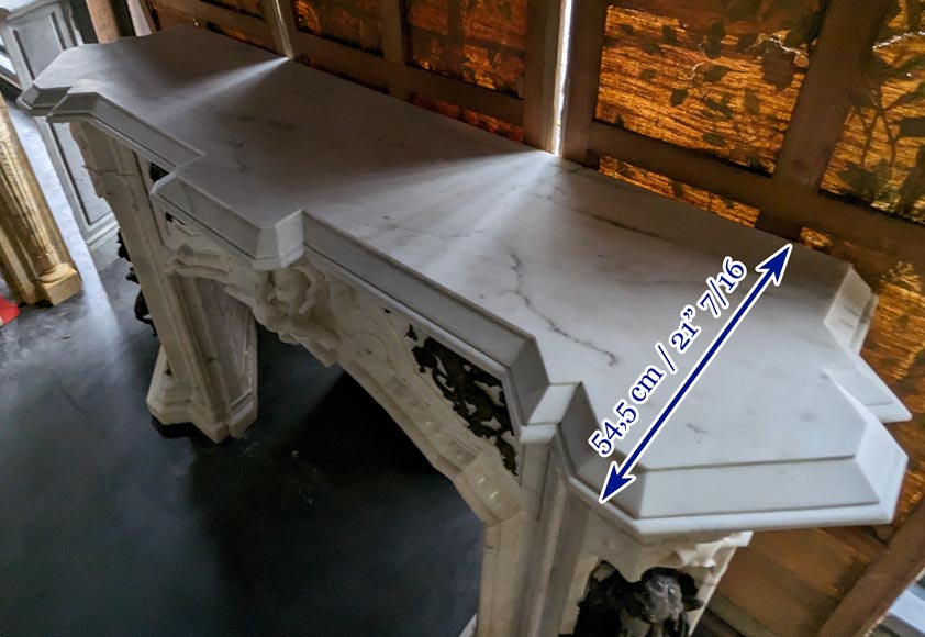 Italian mantelpiece from the 19th century in Carrara marble with carved putti décor in patinated bronze-16