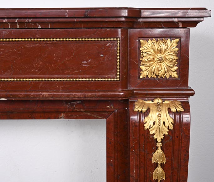 Louis XVI style fireplace in Antique Red marble, with bronze mounts, decorated with a garland Louis XVI style fireplace in Antique Red marble, with bronze mounts, decorated with a garland-10