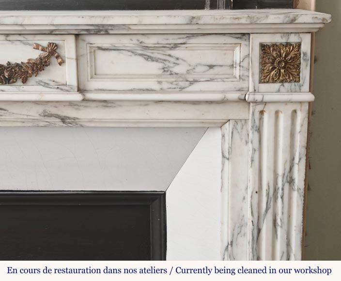 Louis XVI style fireplace in Arabescato marble decorated with a garland of gilded bronze flowers-7